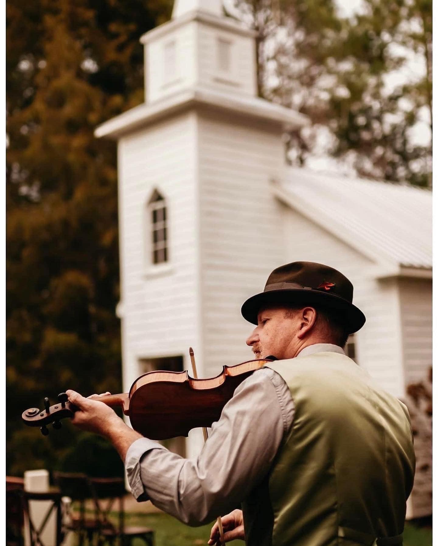 Chris Dempsey playing the Fiddle before a wedding